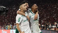 Palmeiras aproveita expulsão, atropela Flamengo e cala o Maracanã