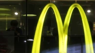 Mãe dá à luz no estacionamento de McDonald’s