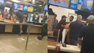 Vídeo: cliente invade balcão do McDonald's e agride funcionários
