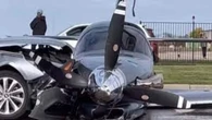 Avião avança sobre rodovia e bate em carro no Texas; veja o vídeo