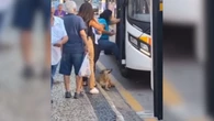 Caramelo dificulta caminho de passageiros ao pegarem ônibus