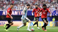 Messi perde pênalti, mas ressurge e Argentina vira sobre o Egito