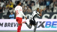 Em jogo de golaços, Botafogo goleia Bragantino e cola no G4