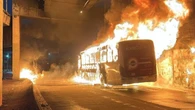 Incêndio em ônibus causa trânsito na Avenida Brasil