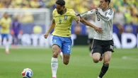 Brasil vira contra o Japão e avança para as oitavas da Copa