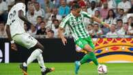 Vitor Roque vira alvo de críticas no Betis após chances perdidas