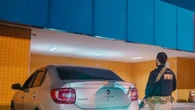 PRF intercepta carro roubado com placa adulterada na Dutra, no RJ