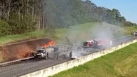 Caminhão-tanque com gasolina e etanol pega fogo e fecha Bandeirantes