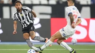 Vitinho devolve críticas com assistência e é defendido por Davide