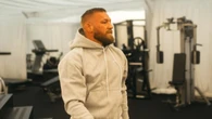 Enquanto curte férias com a família, pub de McGregor pega fogo