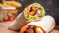 Mulher processa restaurante ao encontrar dedo no lanche