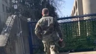 EUA: Militar ateia fogo em si e morre em frente à Embaixada de Israel