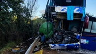 Ônibus com romeiros bate em caminhão e deixa dois mortos em MG