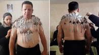 “Homem Ímã” quebra recorde mundial ao grudar 96 colheres no corpo