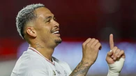 Luciano vai de goleador a garçom em noite especial pelo São Paulo