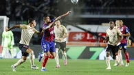 Com arbitragem polêmica e gol contra bizarro, Vasco vence Bahia