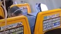 VÍDEO: janela quebra e homem quase é sugado para fora de avião