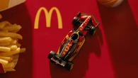 McDonald’s lança combo com tema da Fórmula 1 que vem um carrinho