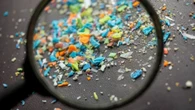 Microplástico: humanos podem inalar até 68 mil partículas por dia