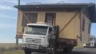 Caminhão transporta casa inteira no Paraná; veja vídeo