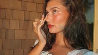 Hailey Bieber vende marca de cosméticos por R$ 5,6 bilhões
