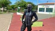 Estátua de Daniel Alves volta a ser vandalizada na Bahia; veja fotos