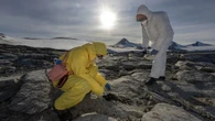 Degelo expõe restos mortais de meteorologista após seis décadas