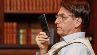 Bolsonaro teria telefonado para servidor para debater joias, diz PF
