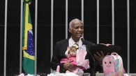Deputado discursa com bebê reborn e bíblia na mão: "Não é pecado"