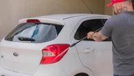 É seguro limpar o carro com lavadora de alta pressão?