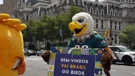 Mascotes fazem tour pela Filadélfia antes de jogo na Copa