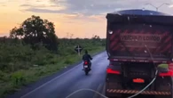Motociclista
se esconde da polícia de forma inusitada e viraliza