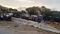 Dutra: carreta com bobinas tomba e derruba postes em Taubaté (SP)
