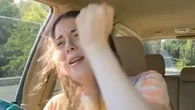 Jovem viraliza após capotar carro gravando vídeo para o TikTok