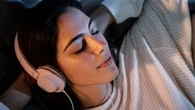 Dormir com fones de ouvido: hábito pode trazer riscos à saúde