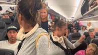 Briga em avião viraliza após mulher furar fila no desembarque