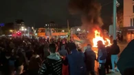 Irlanda: Manifestantes protestam após três crianças serem esfaqueadas
