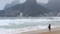 Ressaca avança sobre orla e provoca destruição no Rio de Janeiro