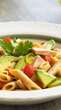 Receita refrescante: salada de penne sem glúten com atum e abacate