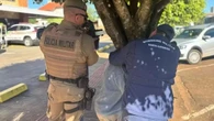 VÍDEO: homem embriagado prende a cabeça no tronco de árvore em SC