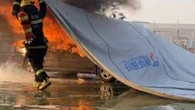 VÍDEO: cobertor antichamas controla fogo em poucos segundos