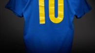 Camisa de Pelé na final da Copa de 58 é leiloada; veja valor