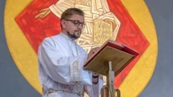 Vídeo: padre incentiva fantasia de santo para contrapor Halloween