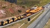 Carreta gigante segue parada na Dutra por questões de segurança