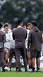 Organizada do Corinthians se reúne com elenco no CT e entrega ‘cartilha’