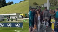 Esposa e filhas de Neymar chegam de helicóptero à Granja Comary