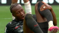 Jogador quebra perna após entrada de adversário em jogo da Copa