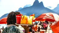 Homem que enganou turista com caipirinhas de R$ 8 mil é preso