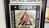 PM-MG prende homem com carregador de celular e fone no estômago