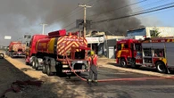 Incêndio em loja com 4 mil pneus dura quase 10 horas; veja vídeo
